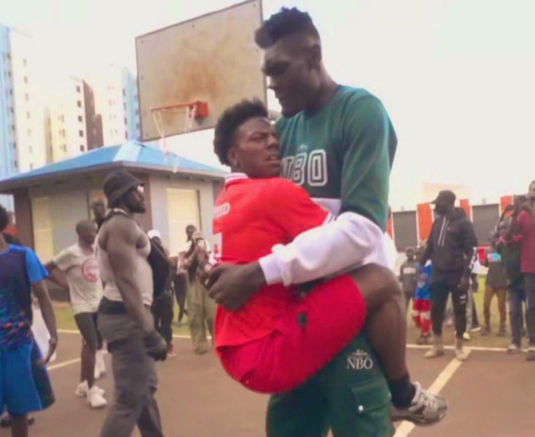 kirawontmiss's tweet photo. This was him after meeting the tallest guy in Kenya😭😭 https://t.co/I3JoEZlgAr