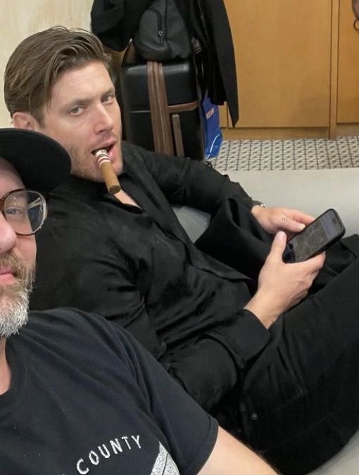 jjckles's tweet photo. smoking shouldn't be this hot https://t.co/9YpjnBCbjG