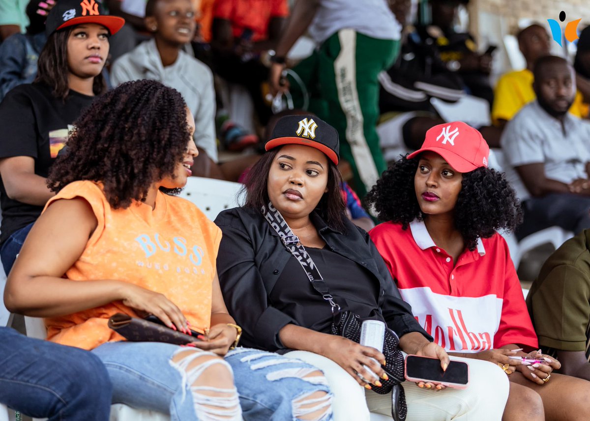 MagazineJimbere's tweet photo. ⚽️👩🎤 Les célébrités #YaminiSelemani, #DramaT, #Mkombozi et plusieurs autres ont répondu présentes ce dimanche 11 janvier 2026 au Centre technique national (CTN) de #Ngagara, à @Bujaprov2025, pour le match amical opposant les legendes des @intambazacu aux musiciens
⏰ Prévu initialement à 15h00, le match #Légendes vs #Musiciens a finalement été lancé à 16h10 par Arcade Nimubona, premier vice-président de la @BurundiFF, devant un public peu nombreux composé d’amateurs de #football et de #musique
👥 Du côté des anciens internationaux figuraient notamment Steve Nzigamasabo, Yamini Selemani et Emery Kadogo, tandis que les musiciens étaient représentés par Drama-T, Mkombozi, #Kabos4real, #StarBoy et d’autres artistes
#Burundi #JimbereSports #Jimbere