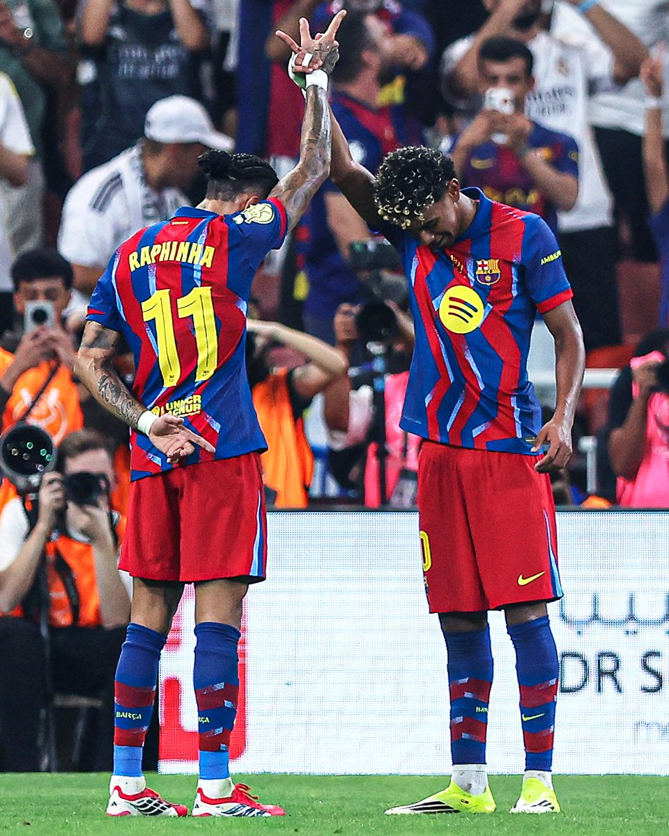 TouchlineX's tweet photo. 📸 - Raphinha and Lamine Yamal after the goal. https://t.co/j6PQ92H092