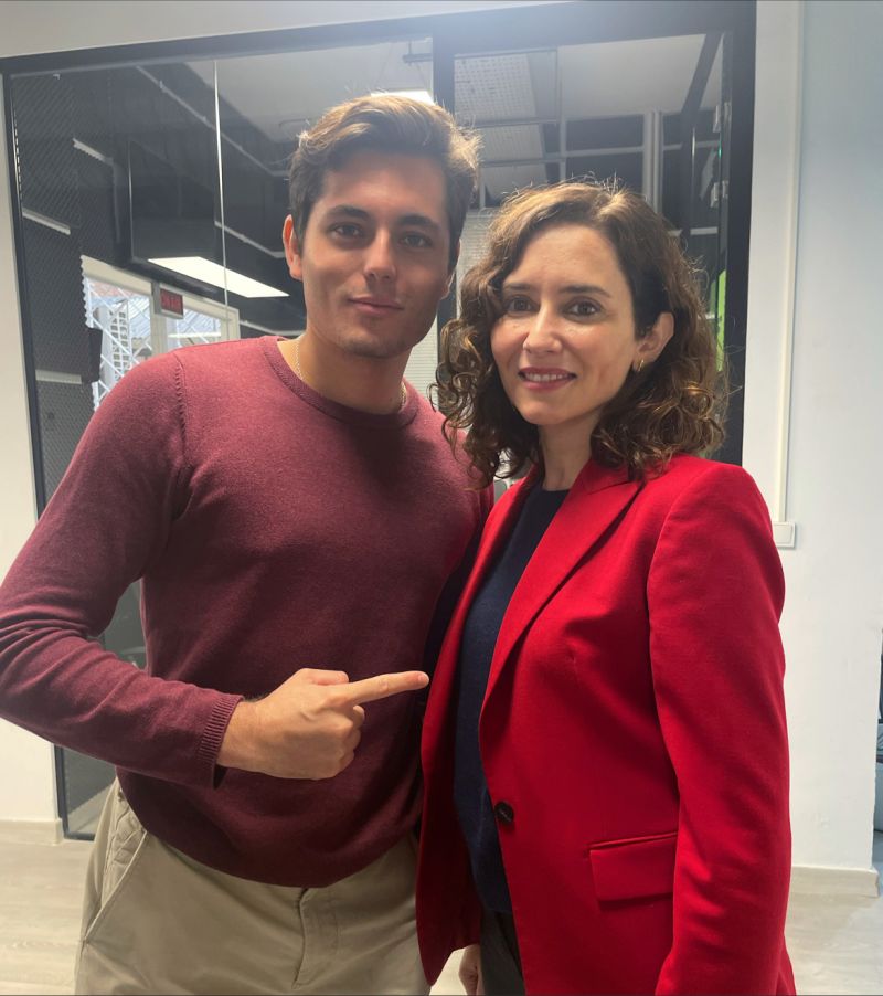 LA IMPUNIDAD DE LA DERECHA

La joven Cassandra Vera fue condenada por la Audiencia Nacional por unos chistes sobre el atentado contra Carrero Blanco. Gracias a la presión social y mediática, el Tribunal Supremo la absolvió. Vito Quiles ha pedido que la Administración Trump