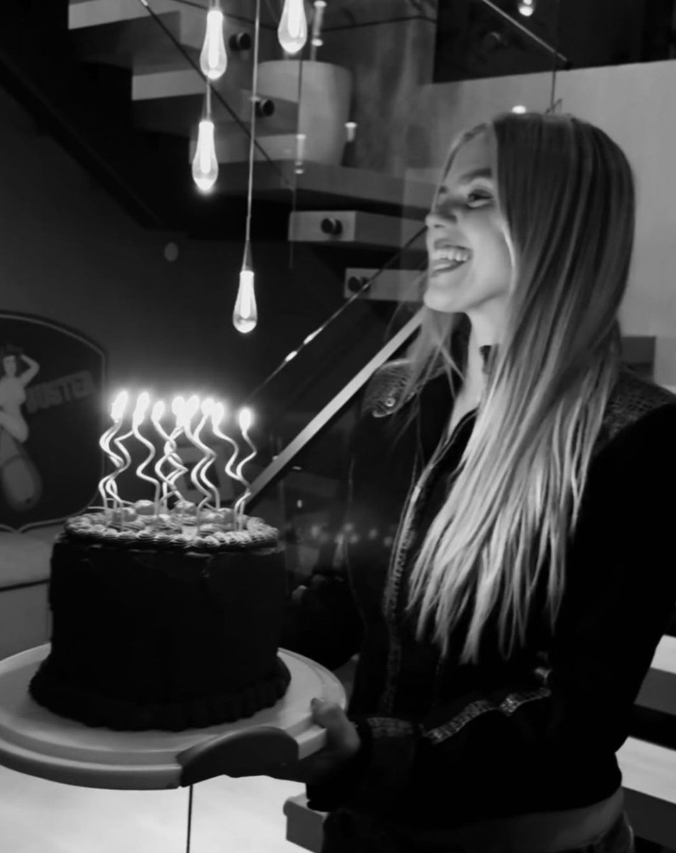 rosespvtsch's tweet photo. she looks so genuinely happy in so many photos/videos from yesterday, what she deserves 🥹🥹 https://t.co/Bx5hvMX36x