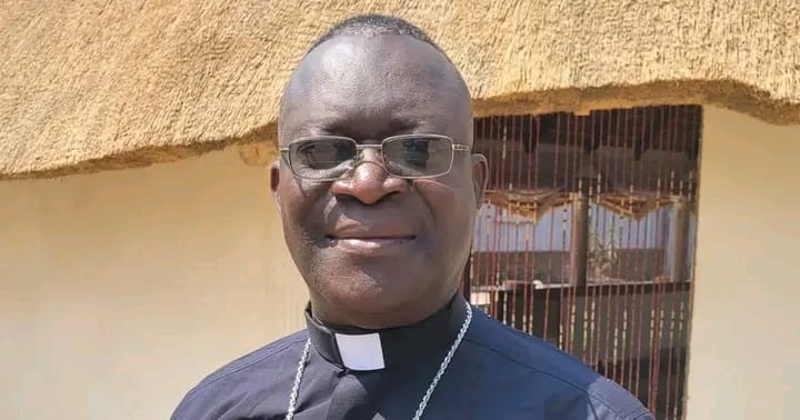 Ludovicmilambo's tweet photo. #RDC: 🚨🚨🚨 Une lettre de suspension a été adressée à Monsieur Fulgence MUTEBA
 depuis Vatican. Le nouveau @Pontifex_fr n'a pas digéré ces 4  rapports qui détruisent l'église catholique en RDC: 
⏹️ La cupidité de Muteba ( très attaché aux hommes politiques et influence de son rang afin de soutirer de l'argent
⏹️ Détournement: détournement des fonds alloués à la construction d'une cathédrale à Kisangani)
⏹️ Séparatiste: Muteba est reproché d'un tribaliste et séparatiste ( propos induisant la population à la révolte, à l'insurrection et attachement à la politique)
⏹️ Corruption: sa place en tant que président de la Cenco, a été un deal entre lui et le cardinal Ambongo afin de faire pression au pouvoir en place). Sur ce, le Vatican a décidé que ce dernier ne s'affiche plus ni devant les fidèles ni prendre la parole devant eux. Il est excommunié de l'église pour une durée indéterminée. 

Source: Presse Vatican