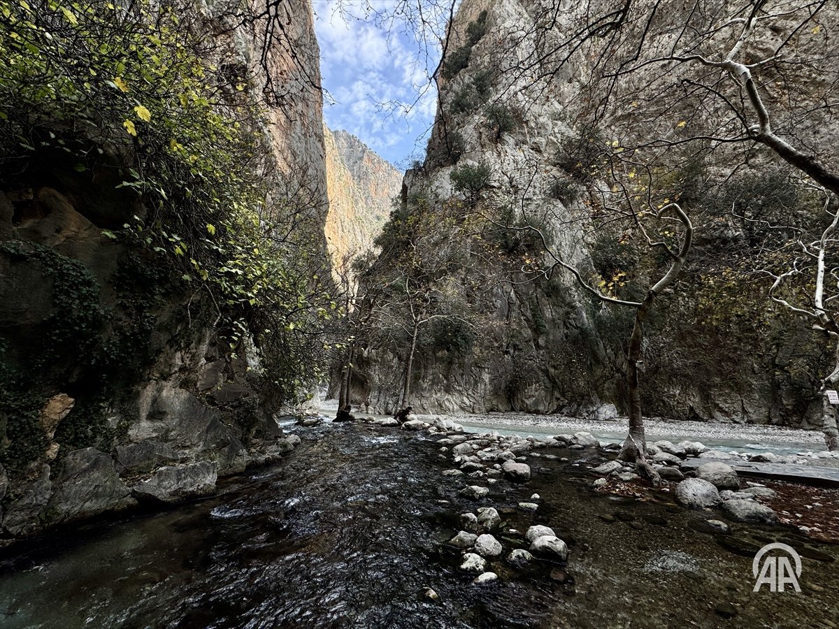 anadoluajansi's tweet photo. Muğla'nın Seydikemer ilçesinde bulunan ve yaz aylarında bile suyunun sıcaklığı yaklaşık 5 derece olan Saklıkent Kanyonu'nu geçen yıl yaklaşık 550 bin kişi ziyaret etti

https://t.co/IkHN2PY5i5 https://t.co/qudE82w4kj