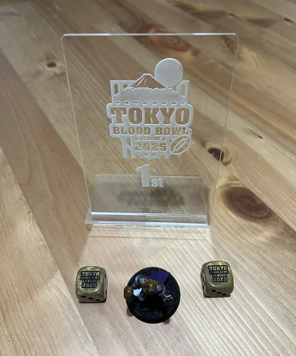 yoichi002's tweet image. 東京ブラッドボウルリーグ2025、運に恵まれ優勝しました🏆ヤッター！
アマゾンチームの戦績は8勝2引分、リーグポイント39でした。対戦相手、リーグ運営の皆さん、感謝です。

FLOST謹製トロフィーと優勝ダイスをいただいたので、スキルガチャが当たり続けた怪物シスター・エマニュエルと記念撮影。