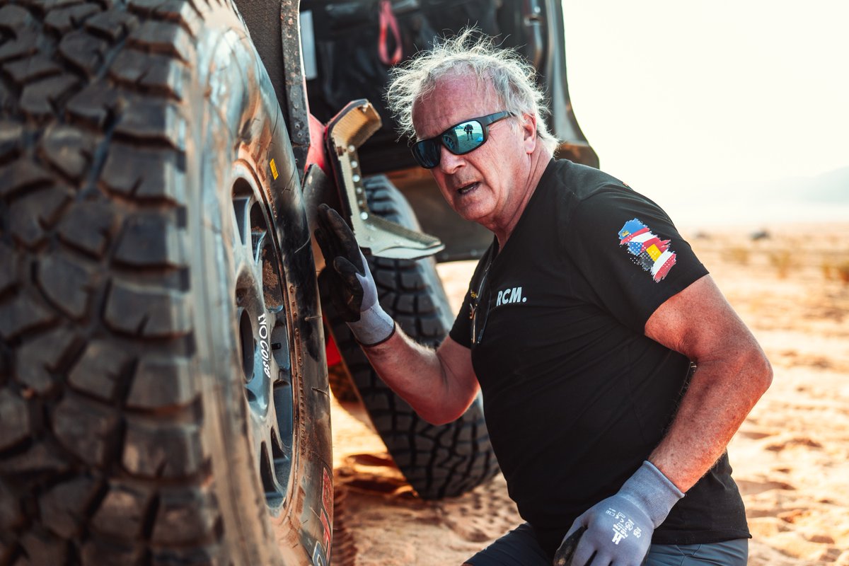 chabotpillot's tweet photo. ÉTAPE #5 Highway to Hail! 🌪️🏁 De la poussière et des étoiles. ✨ 2ème partie de l’étape marathon. Entre nuit glaciale sous la tente et une belle rencontre avec la légende Belge Jacky Ickx, retour aux origines même du Dakar. 🤝
#Dakar2026 #Dakar https://t.co/rDMc8xCJGu
