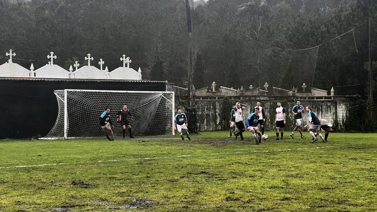 Camelle, hoxe. 
Fútbol, chuvia, lama.
A portería pegada ao cemiterio.