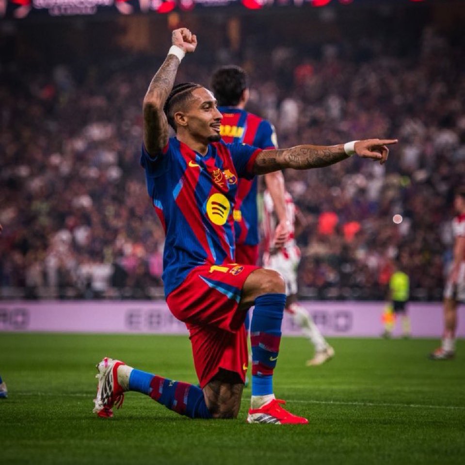 Kulturlesite_'s tweet image. ⚽️ UN CLASSICO PHÉNOMÉNAL !!

36’ : But de Raphinha 
45+2’ : But Vini Jr. 
45+4’ : But de Lewandowski 
45+6’ : But de Gonzalo Garcia 

Une première mi-temps de folie qui se termine sur un 2-2 🤯

La suite du match s’annonce électrique.