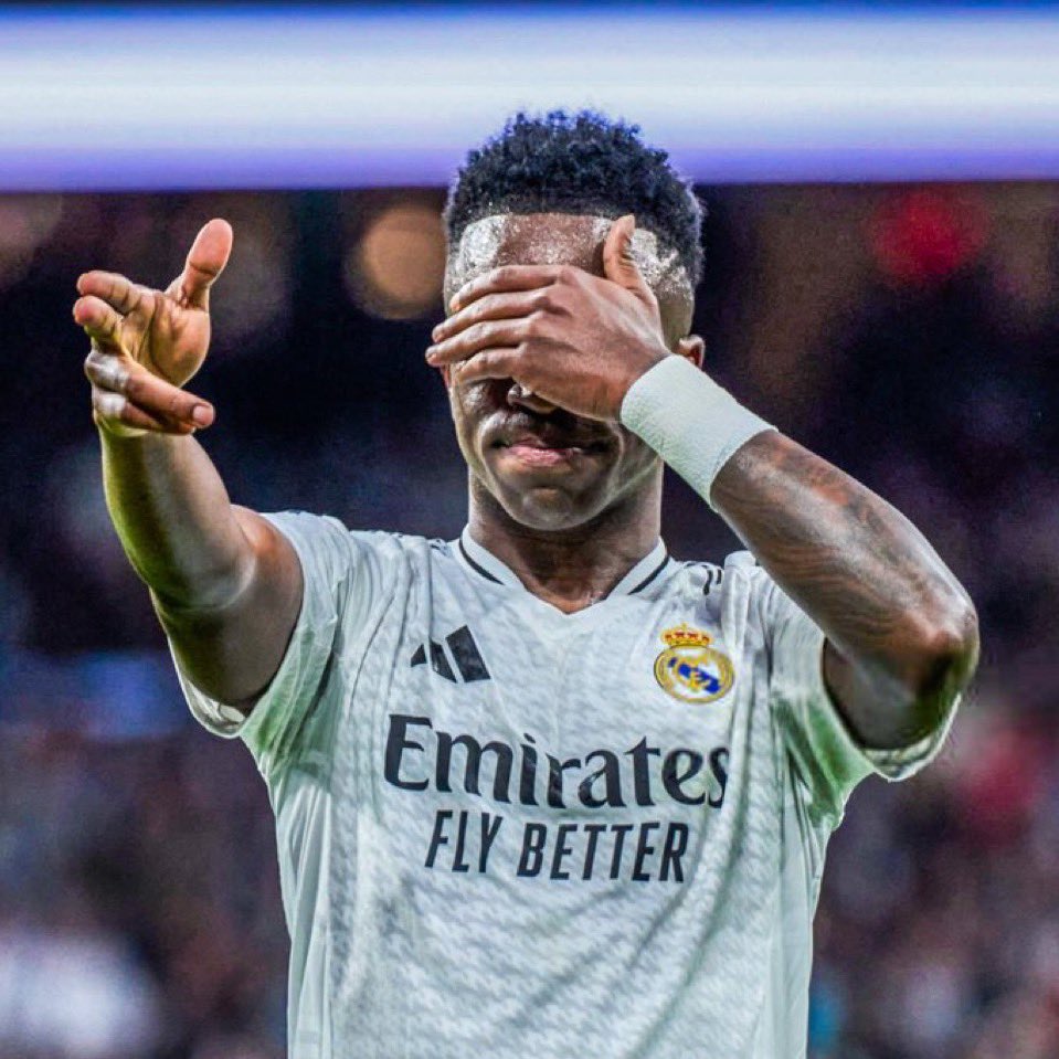 Kulturlesite_'s tweet image. ⚽️ UN CLASSICO PHÉNOMÉNAL !!

36’ : But de Raphinha 
45+2’ : But Vini Jr. 
45+4’ : But de Lewandowski 
45+6’ : But de Gonzalo Garcia 

Une première mi-temps de folie qui se termine sur un 2-2 🤯

La suite du match s’annonce électrique.