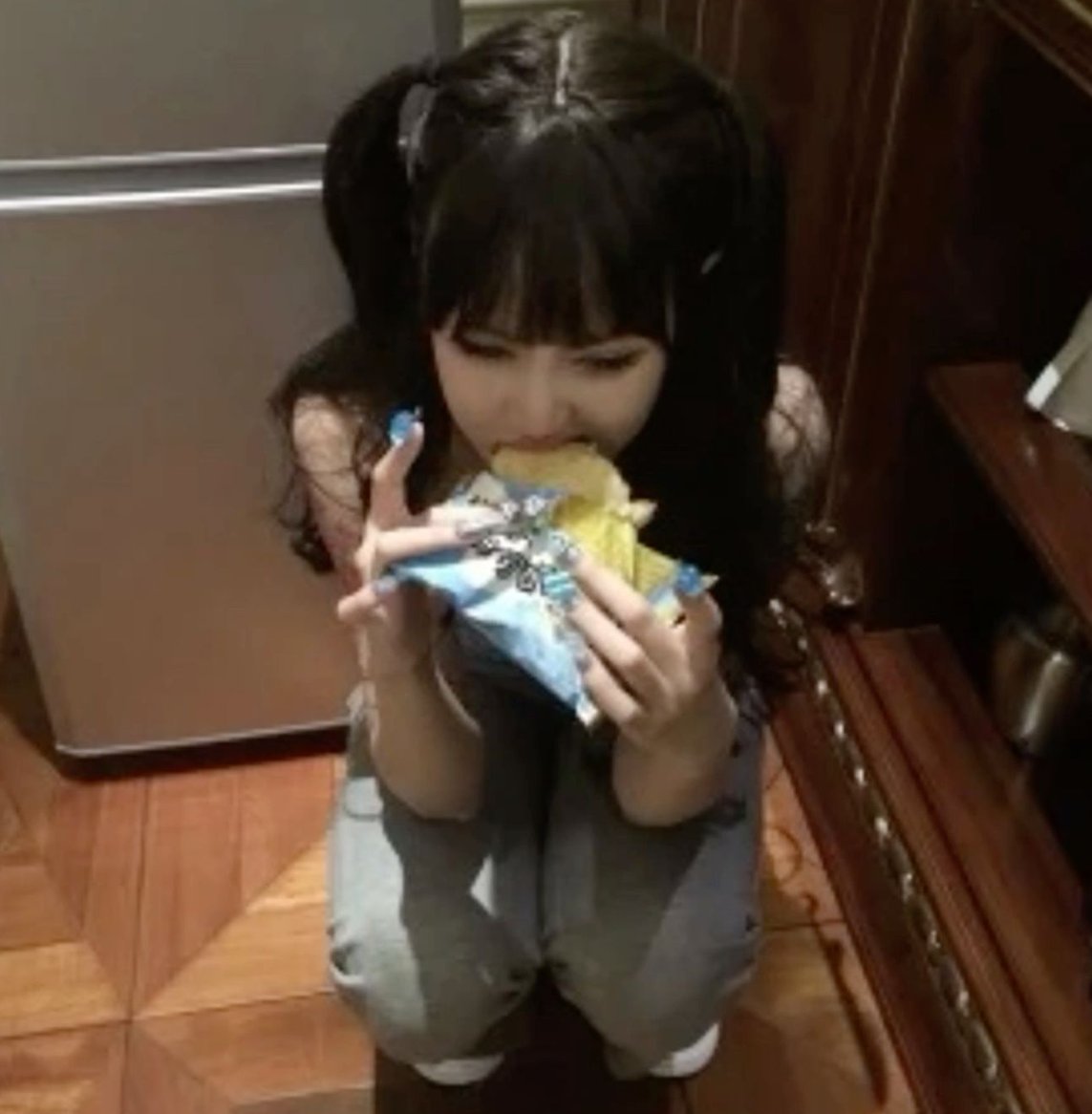 ForwardStyling's tweet image. 深夜2時にポテチ食べながらYouTube見てる時間が一番平和 🥳