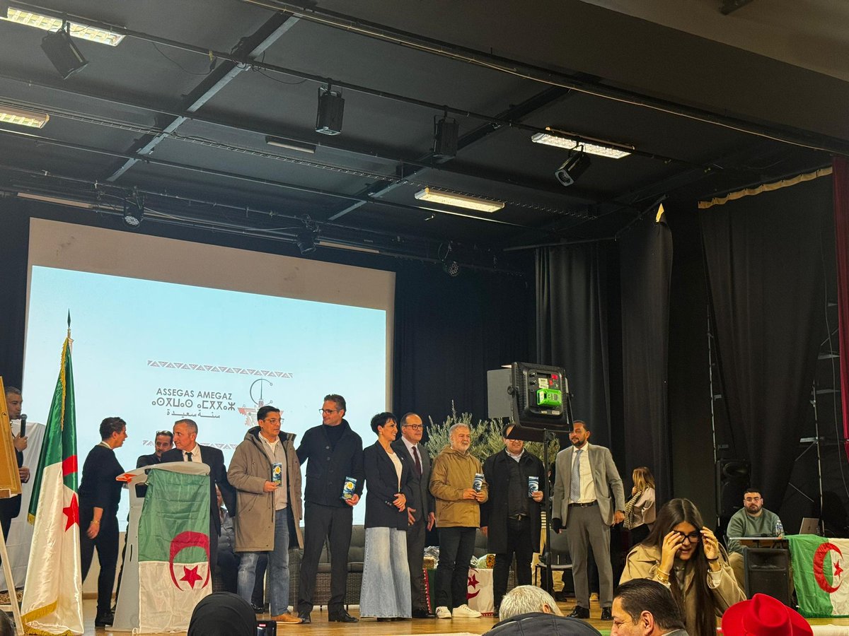 Algeria_MFA's tweet image. شارك اليوم كاتب الدولة لدى وزير الشؤون الخارجية المكلف بالجالية الوطنية بالخارج، السيد @SECCNE_Chaib ، عبر تقنية التواصل المرئي عن بعد، في الاحتفالية المخلدة لرأس السنة الأمازيغية الجديدة 2976 التي نظمتها قنصلية الجزائر بمونبولييه بالتنسيق مع الفواعل الجمعوية بمدينة ألاس.