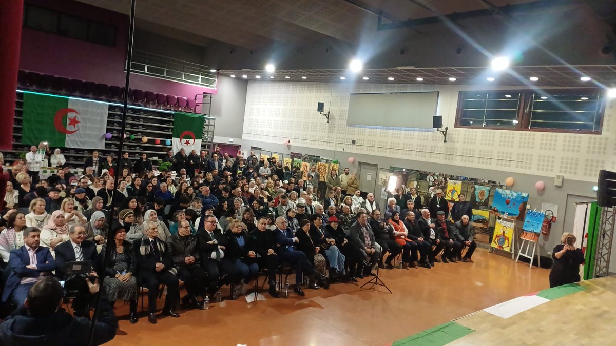 Algeria_MFA's tweet image. شارك اليوم كاتب الدولة لدى وزير الشؤون الخارجية المكلف بالجالية الوطنية بالخارج، السيد @SECCNE_Chaib ، عبر تقنية التواصل المرئي عن بعد، في الاحتفالية المخلدة لرأس السنة الأمازيغية الجديدة 2976 التي نظمتها قنصلية الجزائر بمونبولييه بالتنسيق مع الفواعل الجمعوية بمدينة ألاس.