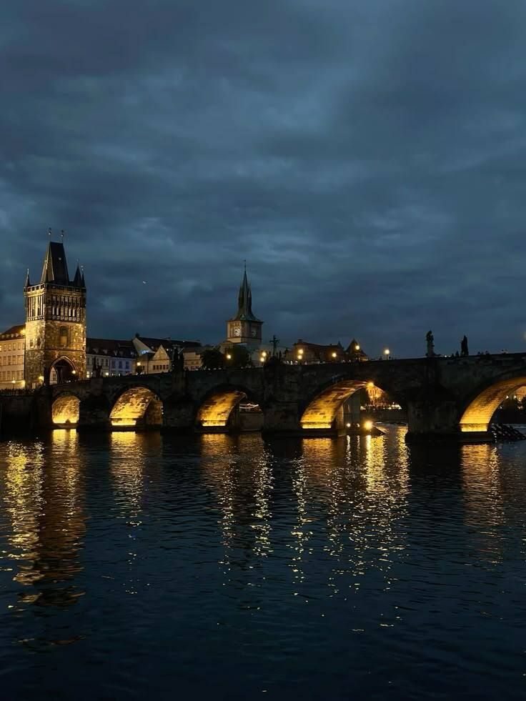 soylebisakinlik's tweet image. Night in Prague