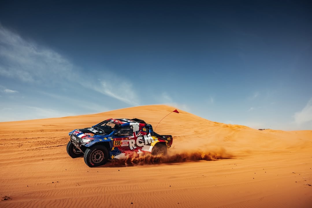 chabotpillot's tweet photo. ÉTAPE #6 ON A MANQUÉ DE SOUFFLE… 💨
Mi-parcours pour le Team Chabot-Pillot. Une spéciale magnifique… mais un Hilux #235 en manque de puissance aujourd’hui. Au Dakar, « l’absence de problèmes est un vrai luxe ».

#Dakar2026 #Dakar https://t.co/kMWG5DIiXq