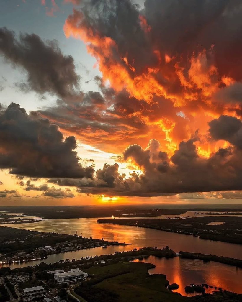 وَزَيَّنَّاهَا لِلنَّاظِرِينَ.