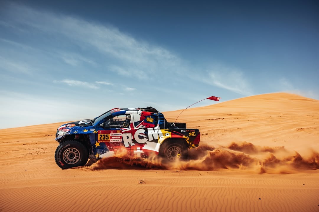 chabotpillot's tweet photo. ÉTAPE #6 ON A MANQUÉ DE SOUFFLE… 💨
Mi-parcours pour le Team Chabot-Pillot. Une spéciale magnifique… mais un Hilux #235 en manque de puissance aujourd’hui. Au Dakar, « l’absence de problèmes est un vrai luxe ».

#Dakar2026 #Dakar https://t.co/kMWG5DIiXq