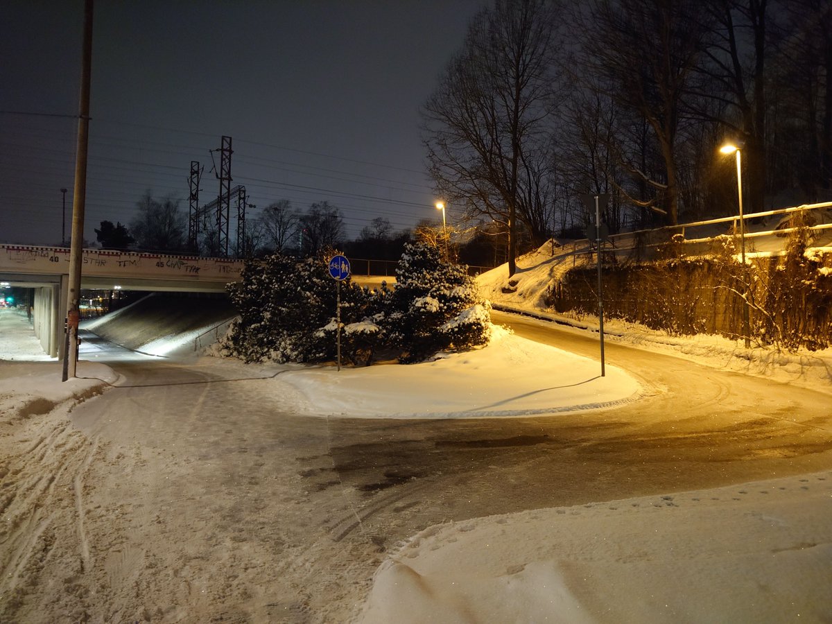 Onneksi suurin osa matkasta on harjasuolattua, että matka-aika on edes jokseenkin ennakoitava. Muuten Hesarille välillä Kallio-Töölö on viikonlopun aikana vain lisätty lunta. #bikeinhel