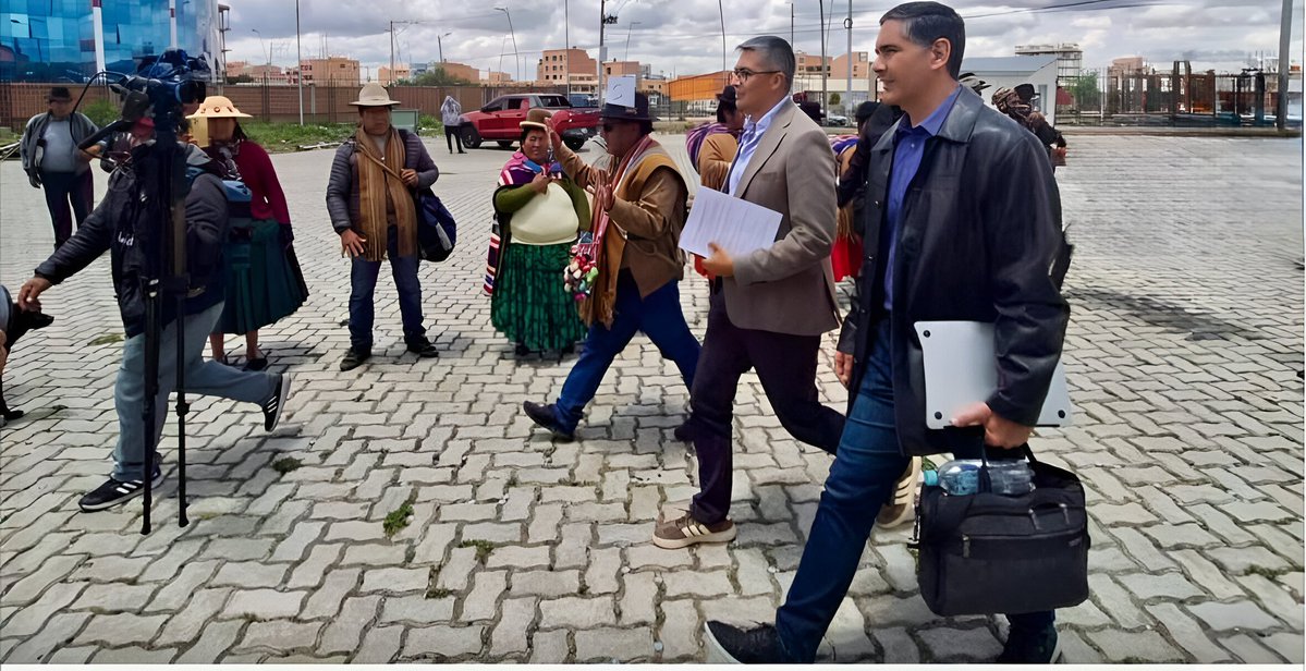 🔵#GrupoFides | #ANF #Política Diálogo entre el Gobierno y la COB, que se instaló en la sede de los campesinos en #ElAlto, ingresó en cuarto intermedio. El Ejecutivo propuso eliminar los artículos observados, pero la COB ratificó la abrogación de decretos.

Fotos: <a href="/MDPRyABolivia/">Min. de Desarrollo Productivo, Rural y Agua</a>