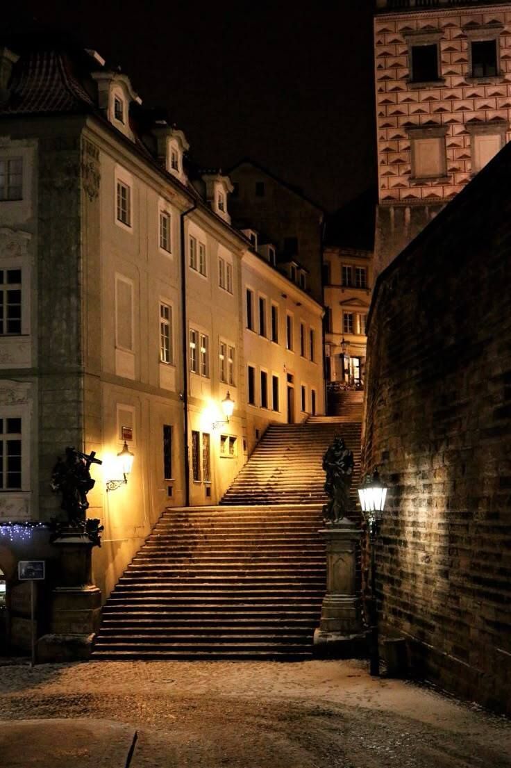 soylebisakinlik's tweet image. Night in Prague