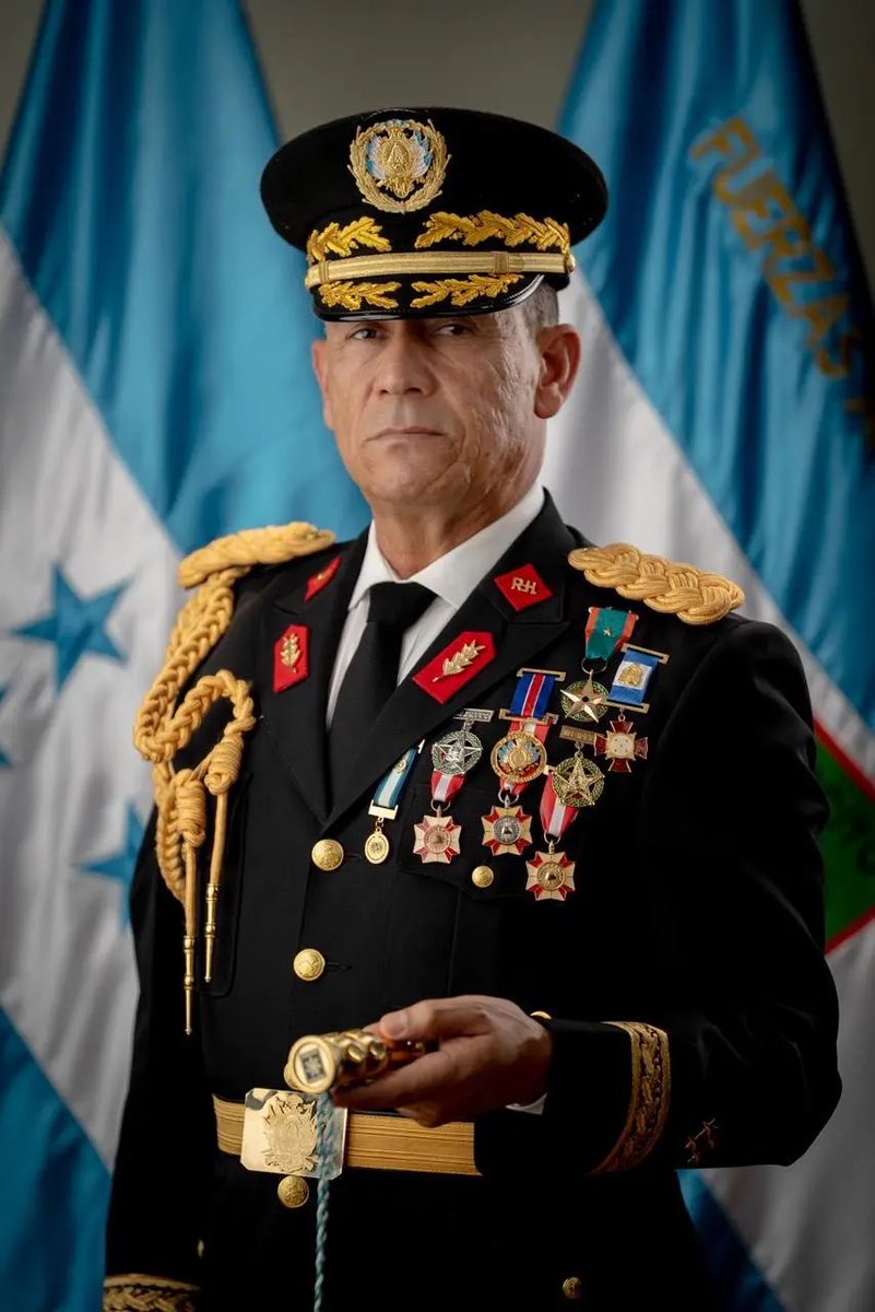Agresio's tweet photo. Siempre me ha llamado la atención la cantidad de insignias y medallas que portan los generales en Honduras.

Es válido preguntar qué méritos concretos representan.

¿En qué guerras han participado? ¿Qué combates han enfrentado? ¿En qué conflictos han intervenido efectivamente? https://t.co/820t05VF2I