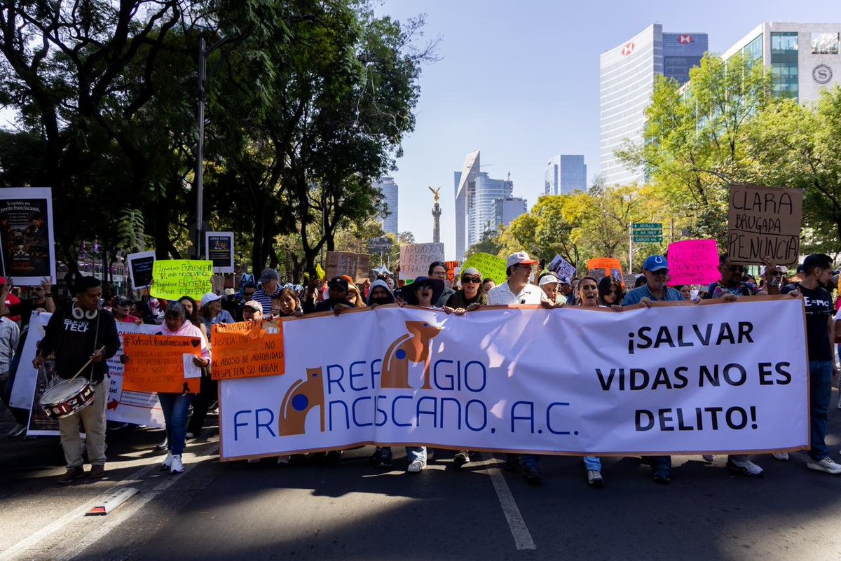 🗣️ "Fue despojo, no rescate"

🐶🐱 Cientos de animalistas y rescatistas realizaron una marcha sobre Paseo de la Reforma, a cinco días de que el Gobierno capitalino anunciara el rescate de 936 animales del Refugio Franciscano, ubicado en la alcaldía Cuajimalpa.

📸#FOTOS: Hugo