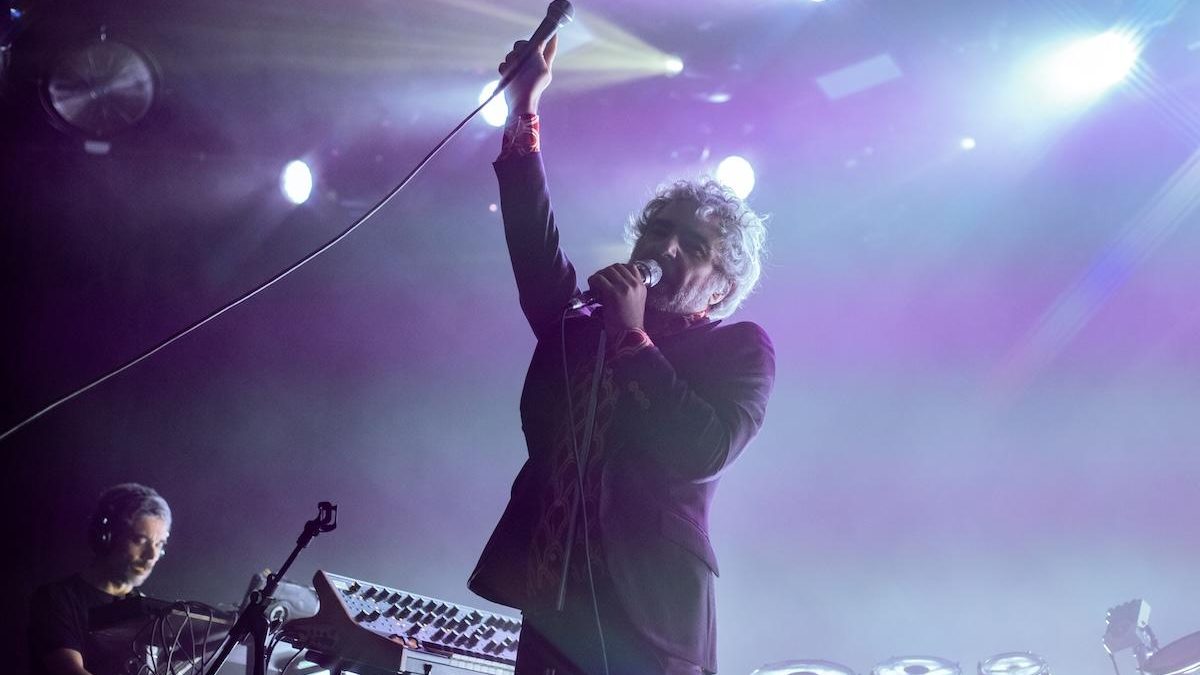 #LeónBenavente regaló un gran concierto a un público entregado con su tradicional energía desbordante y esas letras que golpean (Yo no soy el Titanic, no me voy a hundir). Grandes himnos como la Aventura, Ser Brigada o Nada y un enorme plantel de amigos artistas invitados. Únicos