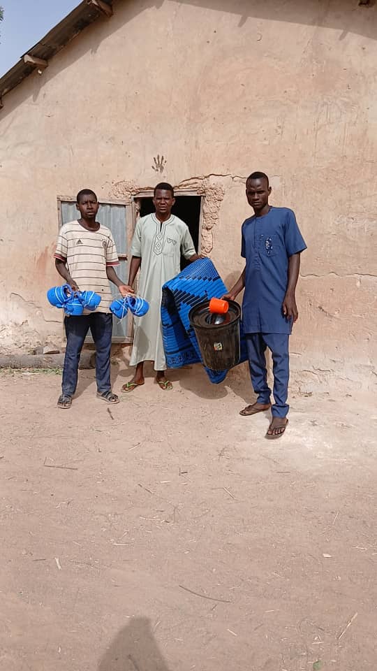 DDarazo18855's tweet photo. Masha Allah!
Today, as usual, Arc. Usman Ya’u Shehu led the Committee in distributing mats, buckets, sticks to Almajirai, Islamiyya schools, and mosques across Darazo LGA.
True leadership is about taking action and responsibility.
May Allah reward him abundantly.
 @Usman_Yau_78 https://t.co/NDZMTsrNHm