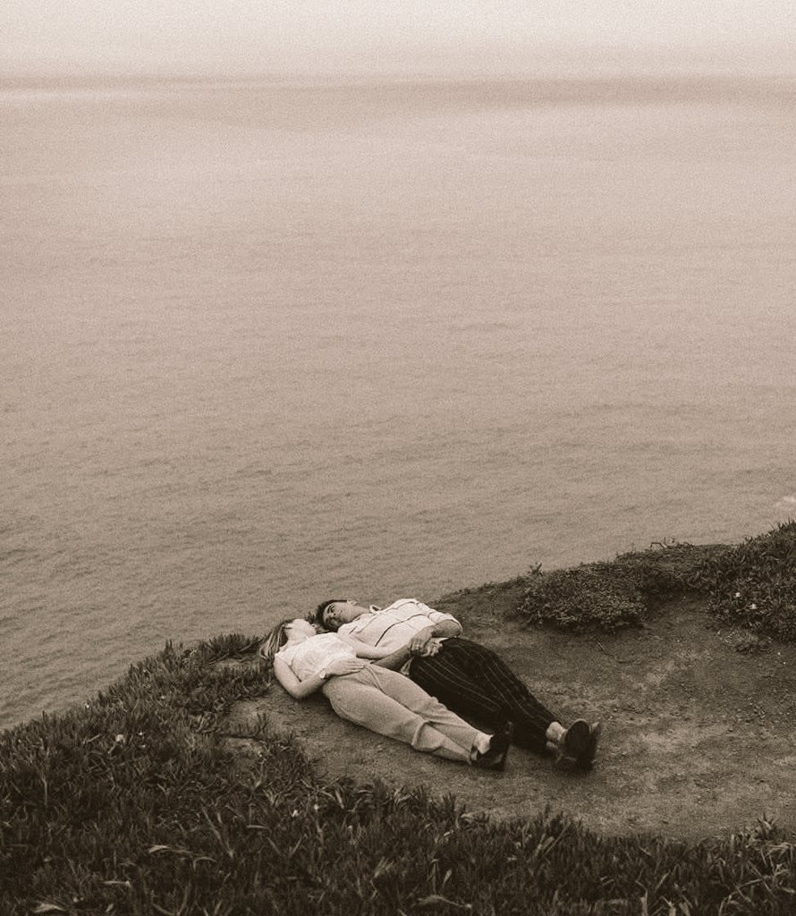 - ¿Sabes una cosa? Creo que te quiero bastante más de lo que creía.

- Y eso, ¿modifica tus planes?

- No. Simplemente los hace más difíciles.

         ~Mario Benedetti