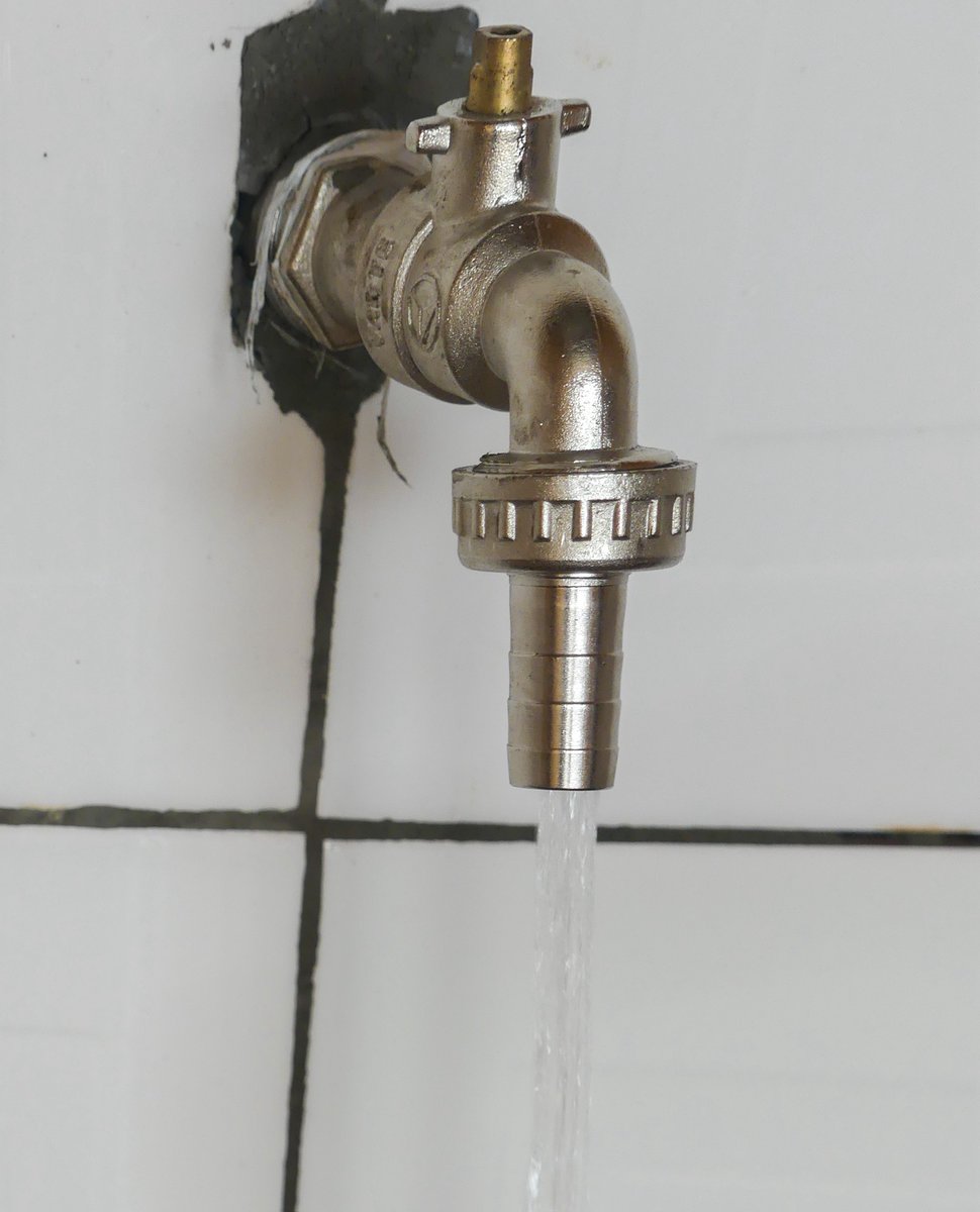 In the Maka village, Ibrahim is in charge of water distribution.

He wakes up every morning to be ready to press the button that opens the water at 6 a.m. He gladly accepts this mission. 

The women sometimes bring him gifts like soap, rice, or salt to thank him.