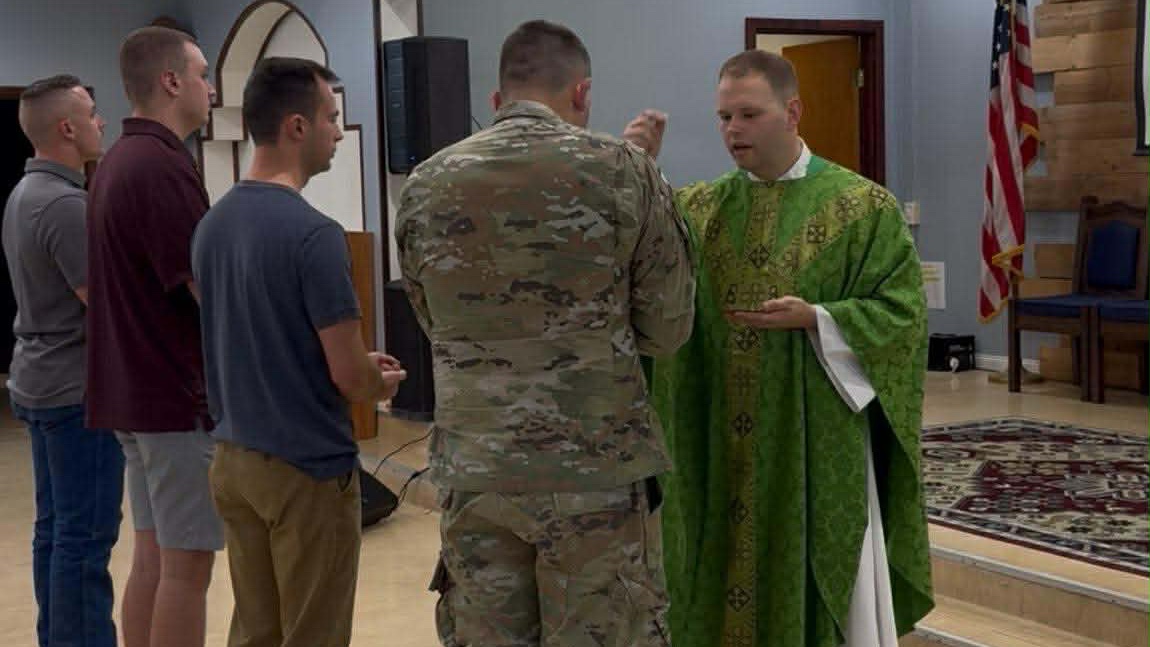 LCMSMAF's tweet image. We, along with our Chaplains, make every effort to connect LCMS service members with a Chaplain so they receive Christ's gifts wherever they serve! Here, Chaplain Joshua Schiff is providing Divine Service to our LCMS Soldiers in Qatar. A big "thank you" to Chaplain Schiff and his…