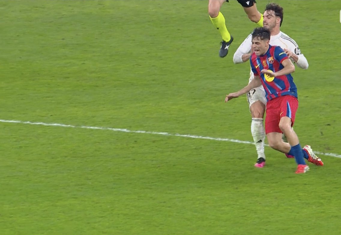 TouchlineX's tweet image. 📸 - VERY DIRTY CHALLENGE BY RAUL ASENCIO WHO FULLY INTENTIONALLY KICKED PEDRI!