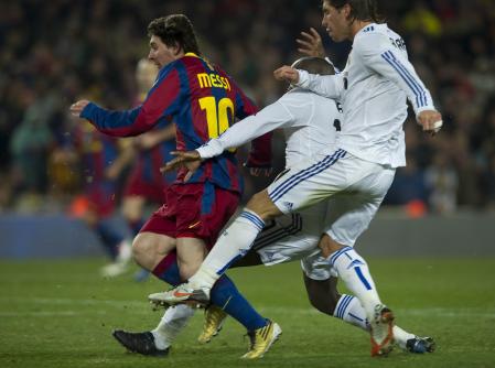 copdullracional's tweet image. Aquesta puntada de peu de Asencio a Pedri, li va fer Sergio Ramos a Messi el dia del 5-0. I va ser vermella.