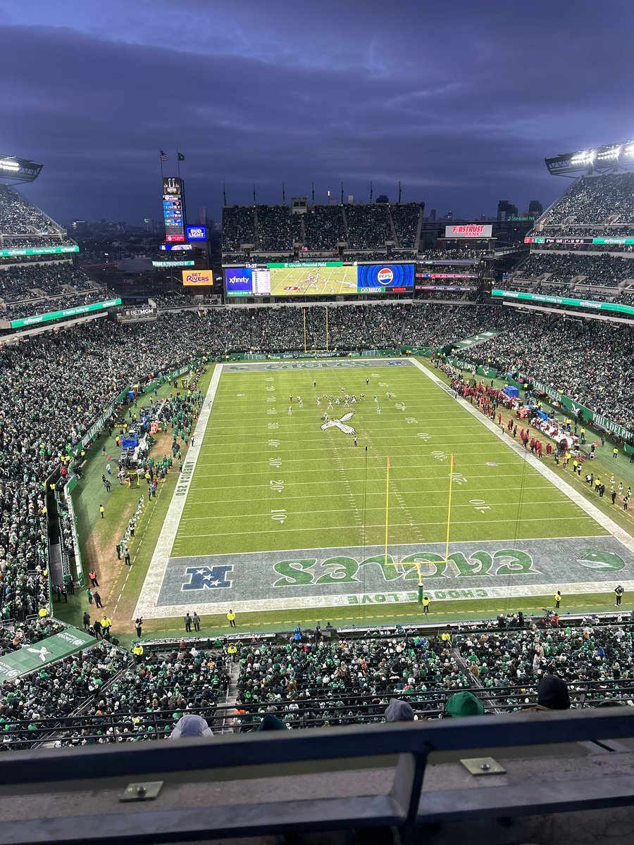 BroadSTPod's tweet image. My official Eagles vs 49ers score prediction:

24-17 Eagles get the W

The Eagles have yet to blow out a good team this year so it won’t be pretty…but it never is. Expect a big Saquon game with a bad 49ers D-line and 40 mph wind gusts…GO BIRDS

#FlyEaglesFly #NFLPlayoffs