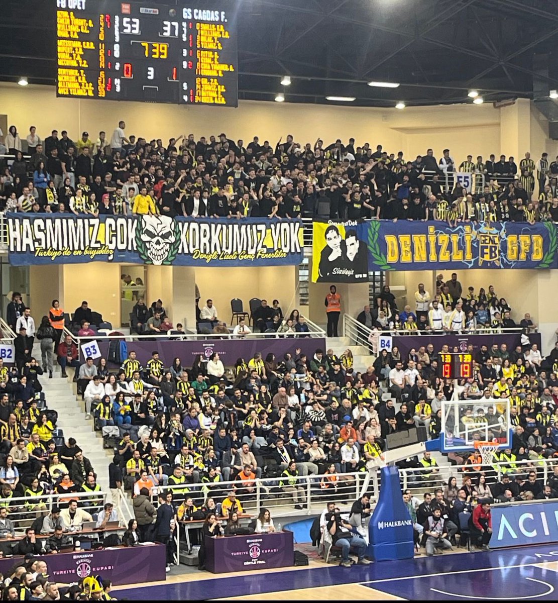 ADINLA TAKIMINLA TARAFTARINLA, EN BÜYÜK SENSİN KANARYA!

ŞAMPİYON FENERBAHÇE’MİZİ Kadın Basketbol Finali’nde yalnız bırakmadık.

#LiseGFB20