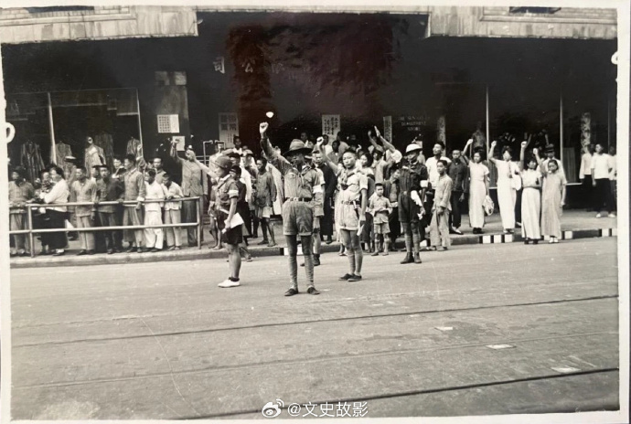 zhu0588's tweet image. @文史故影:
37年秋季上海市區的童子軍正在維護戰時秩序！