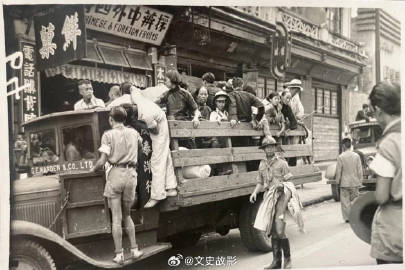 zhu0588's tweet image. @文史故影:
37年秋季上海市區的童子軍正在維護戰時秩序！