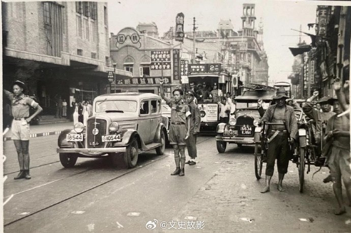 zhu0588's tweet image. @文史故影:
37年秋季上海市區的童子軍正在維護戰時秩序！