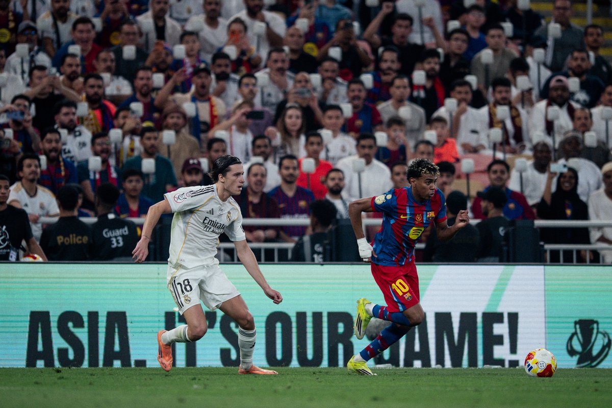 71' Centre tendu de Kounde vers Lamine Yamal, qui se jette pour placer un tir puissant... sur Courtois ! (2-2)