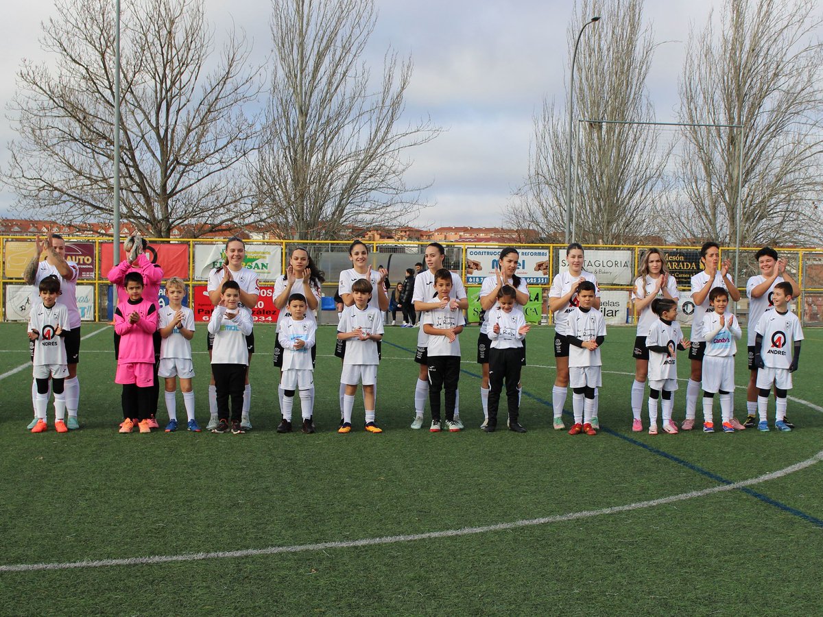 cdribert's tweet photo. Lo peques salieron con las chicas antes del comienzo del partido. https://t.co/LYufosnR65