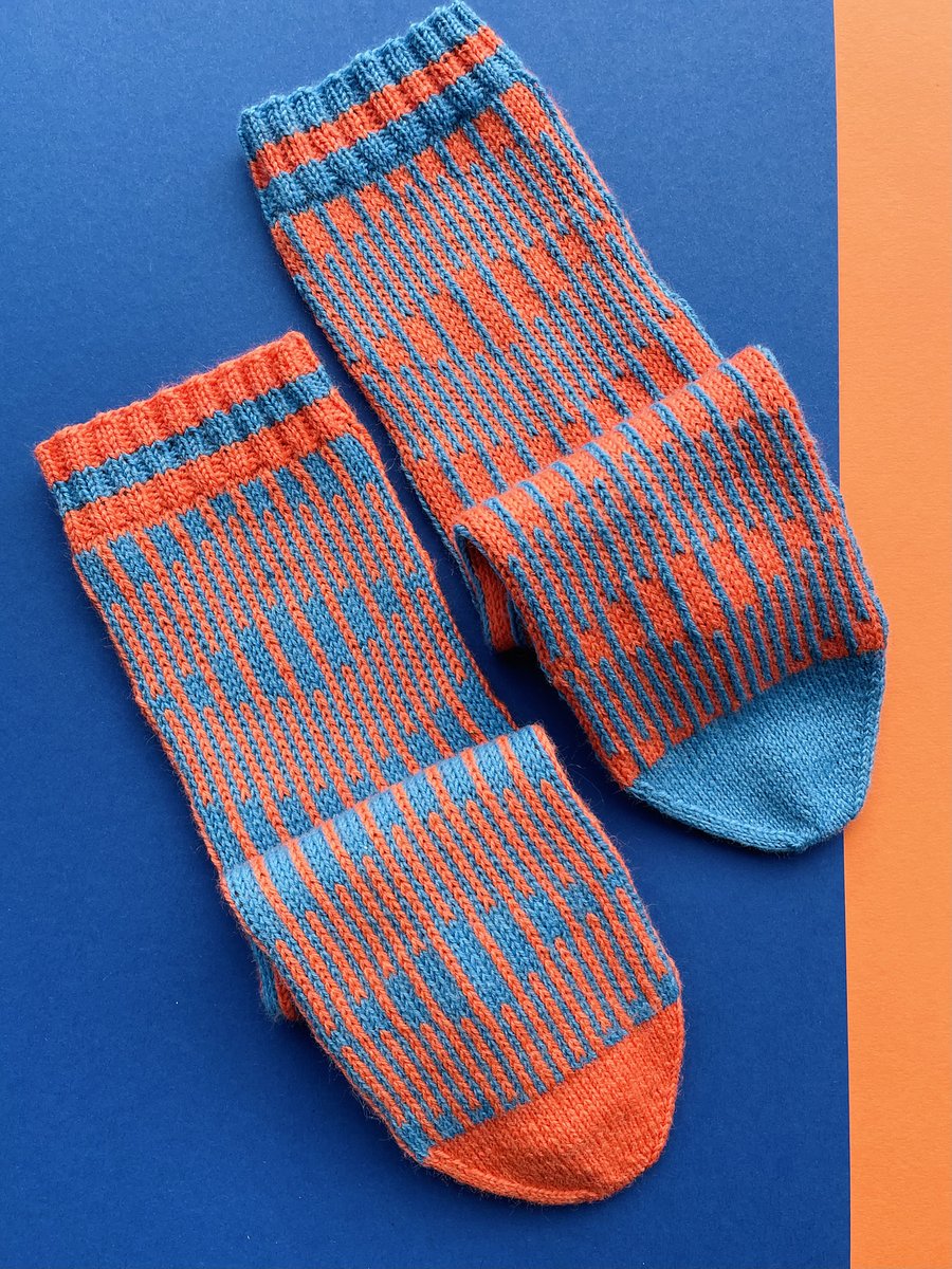 양말도, 저 물결무늬가 너무 예쁜데 무료공개도안!
오프셋 웨이브 양말 
ravelry.com/patterns/libra…