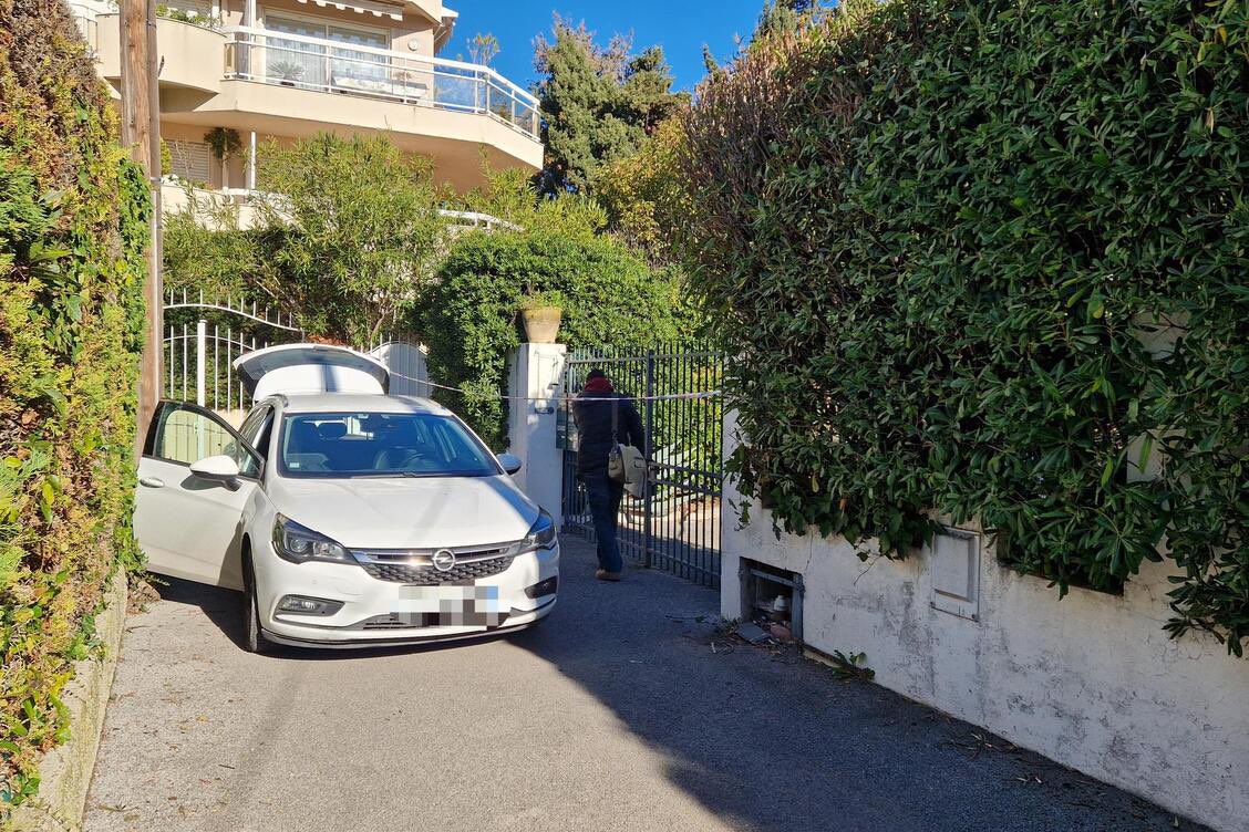 🇫🇷 Poursuivi par la police, un jeune homme meurt en tentant d'enjamber une grille à Antibes

Il est décédé d’une hémorragie massive. Un jeune homme de 21 ans est mort, dans la nuit de samedi à dimanche, à Antibes (Alpes-Maritimes), à l’issue d’une rixe et d’une course-poursuite