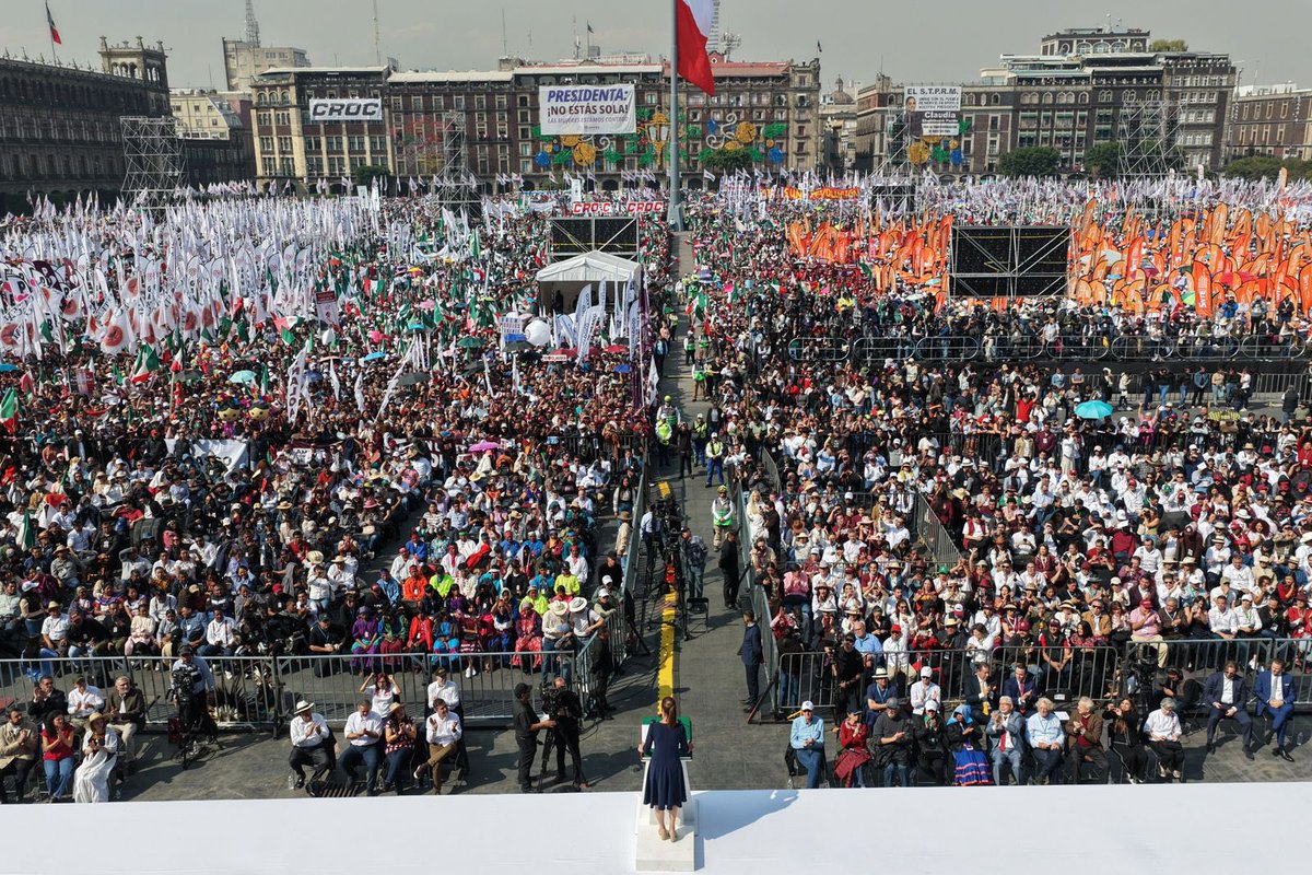 epigmenioibarra's tweet image. Ante un vecino que actúa como vieja potencia colonial tiránica y una oposición conservadora que no duda en ponerse a su servicio y traicionar a la patria.

Una presidenta que gobierna con honestidad e inteligencia, entrega resultados y abraza y es abrazada por su pueblo.