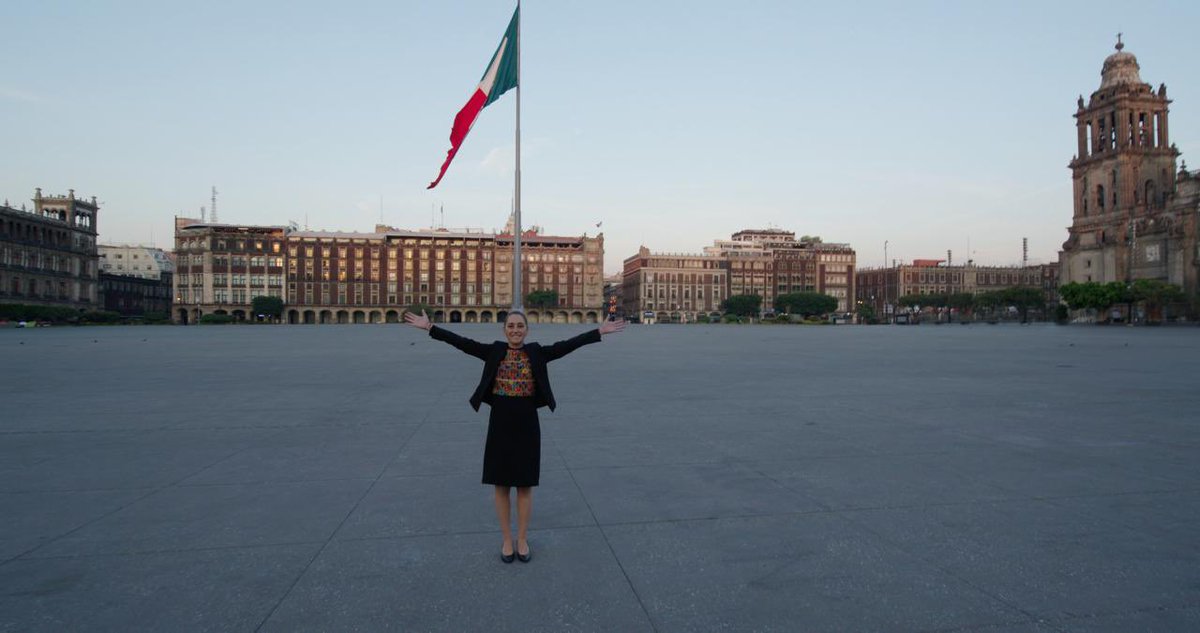 epigmenioibarra's tweet image. Ante un vecino que actúa como vieja potencia colonial tiránica y una oposición conservadora que no duda en ponerse a su servicio y traicionar a la patria.

Una presidenta que gobierna con honestidad e inteligencia, entrega resultados y abraza y es abrazada por su pueblo.