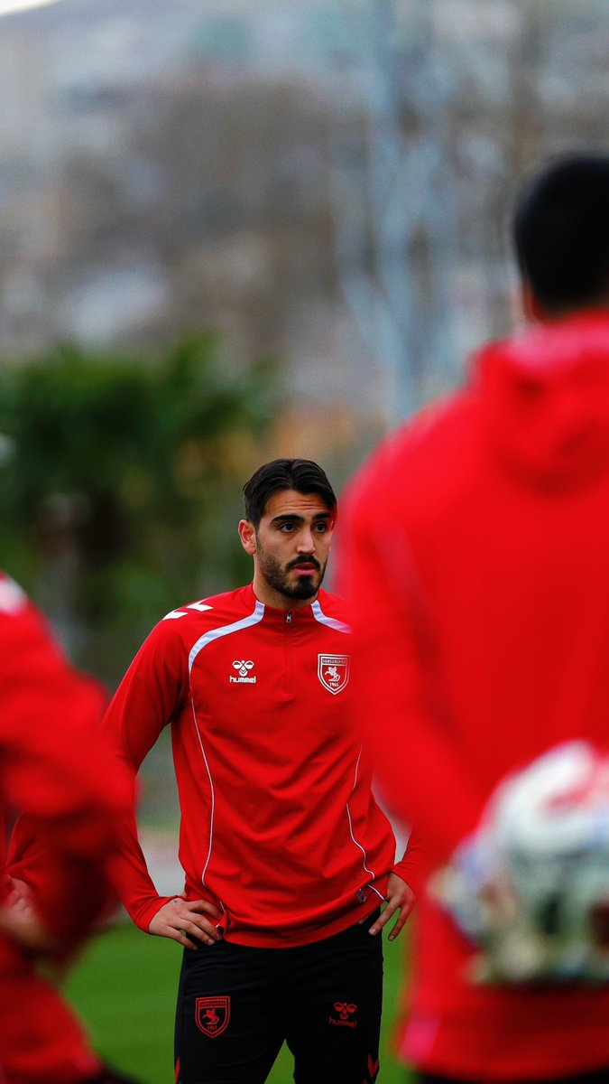 YalcinKayan30's tweet photo. Merhaba Samsunspor ailesi,
Büyük bir camianın parçası olmanın sorumluluğunun ve hedeflerin farkındayım. Bu hedeflere hep birlikte, inançla ve çok çalışarak ulaşacağız 💪❤️🤍 https://t.co/jlQZFh1Xpt