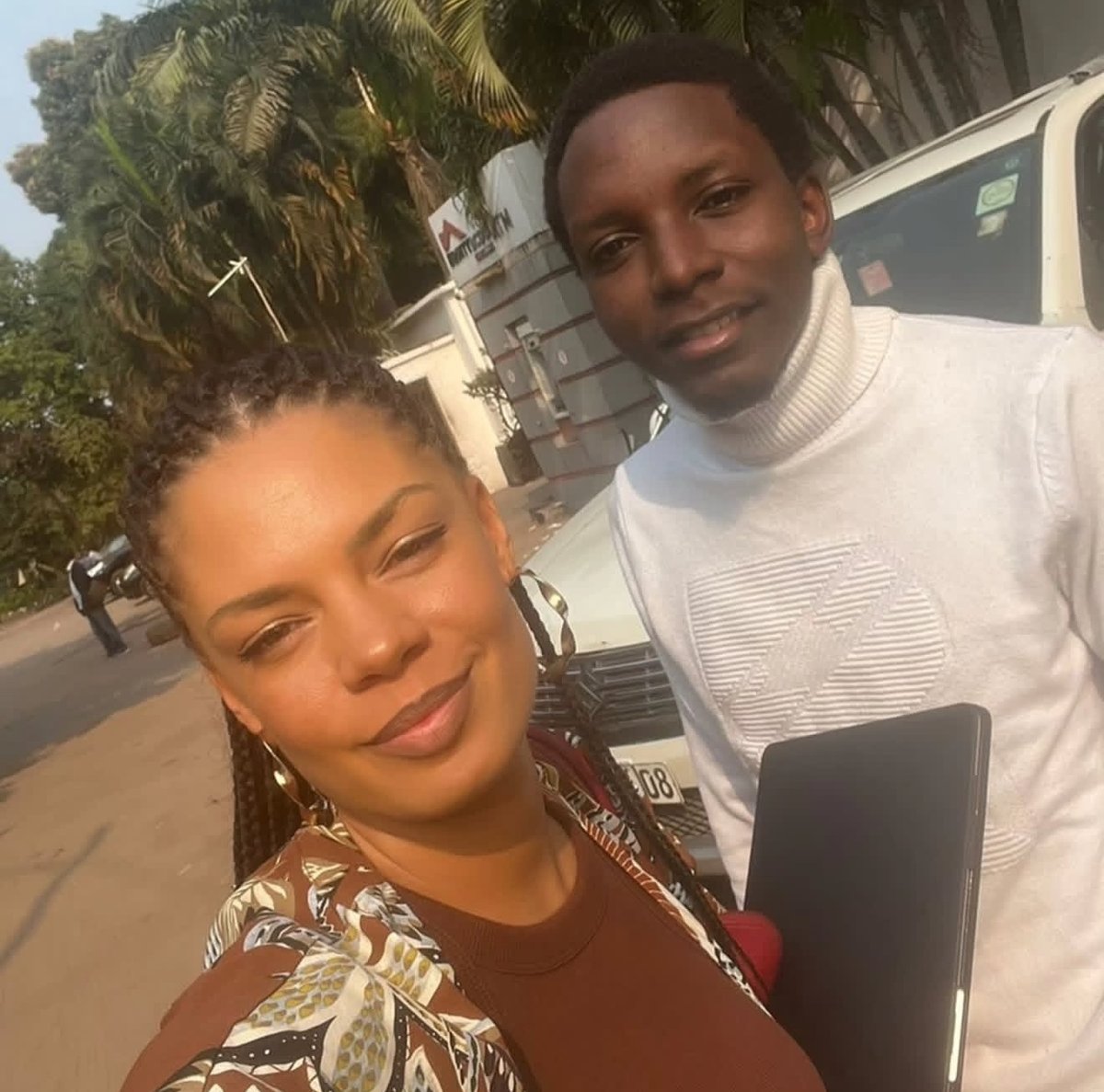 Alors qu’il n’était encore qu’un enfant, un simple écolier, <a href="/JasonRdc/">Jason de BENI</a> était déjà témoin des massacres à Beni, ces pires injustices que la plupart des Kinois ne connaissent que de nom.
Alors qu’à cet âge-là, il aurait dû jouer au ballon et aller à l’école, à un âge où l’on ne