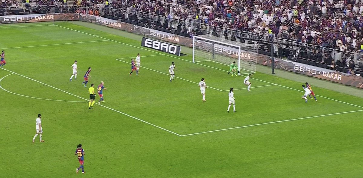 📸 - LAMINE YAMAL JUST GOT PAST 4 REAL MADRID PLAYERS!

NOBODY WAS ABLE TO STOP HIM!