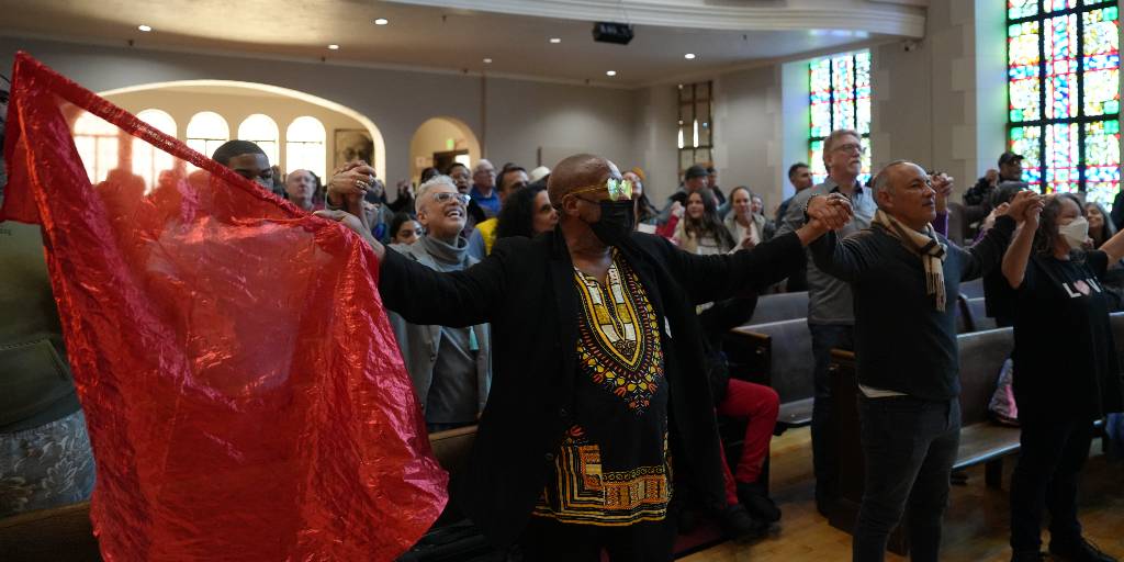 GlideChurch's tweet image. Today felt grounding. With everything happening in the world, we held onto Minister Marvin K. White’s reminder together: love wins and triumphs all. Thank you for sharing this moment with us. #GlideUnconditionally