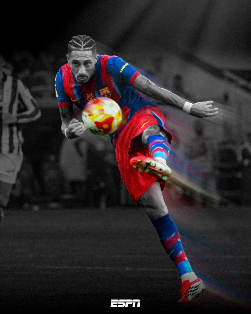 ESPNFC's tweet image. This is Raphinha's THIRD multi-goal game in his last FOUR Clásicos 😲 👏