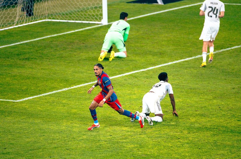 K_aii22's tweet image. معنى كلمة " AURA "  
معنى كلمة " G.O.A.T "  
معنى كلمة " I C O N I C " 
معنى كلمة " LEGEND "