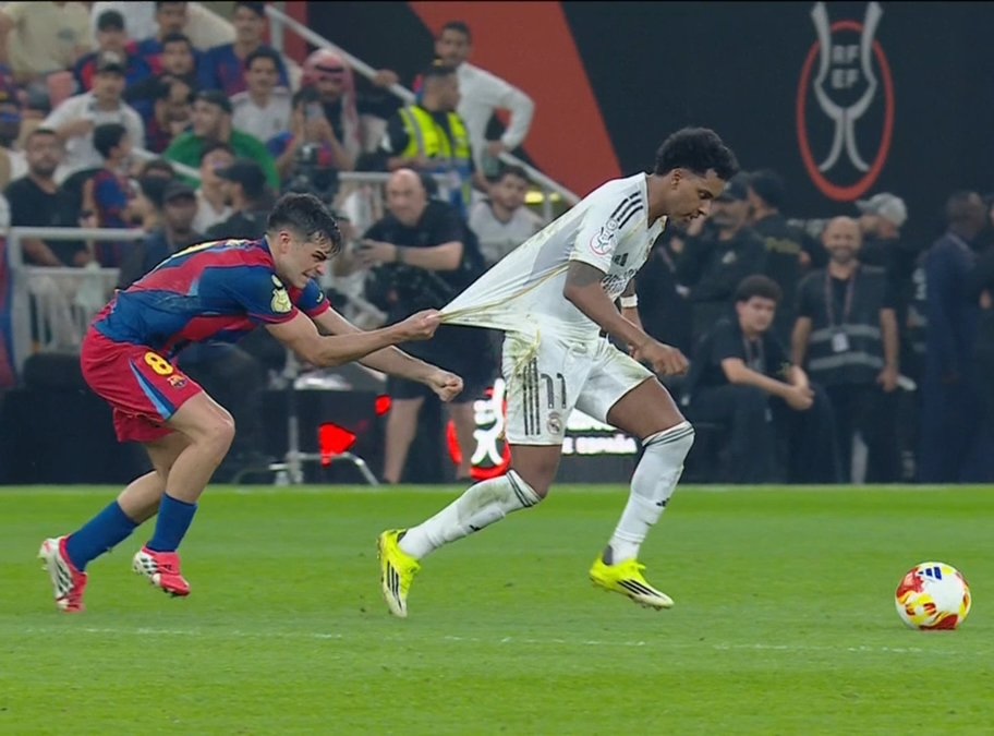 TrollFootball's tweet image. If Pedri wants a Rodrygo jersey, he should go to the Real Madrid store.